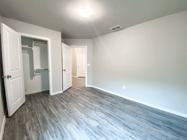 Building Photo - Luxurious Duplex in Frenship ISD!