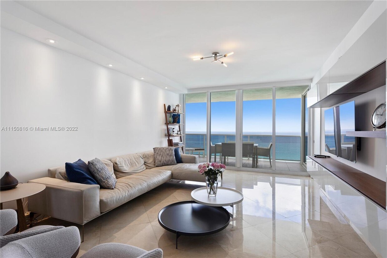 Foto principal - 19111 Collins Ave