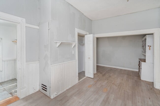 Building Photo - 809 Broadway Ave