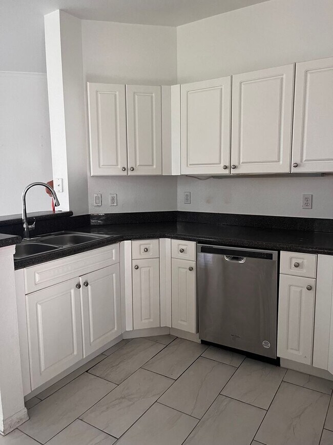 Foto del edificio - COMING SOON! Space, Style & Serenity! Enjoy comfortable living in this beautiful 4-bedroom home f...