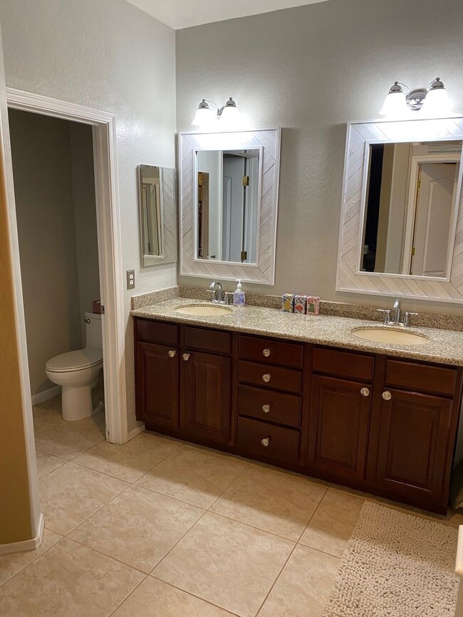 Building Photo - Upgraded and Spacious 5 Bed/3 Bath in Northwest Phoenix