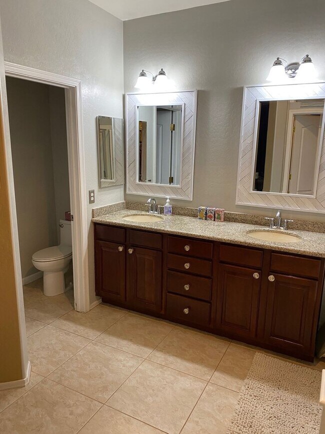 Foto del edificio - Upgraded and Spacious 5 Bed/3 Bath in Northwest Phoenix