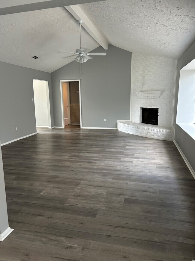 Foto del edificio - 5814 Crooked Post Rd