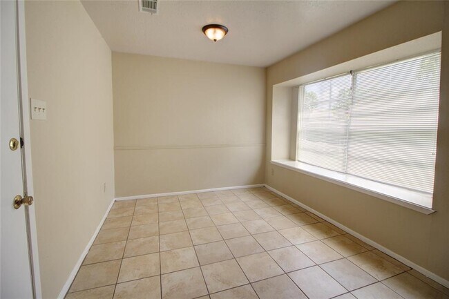 Building Photo - 9430 Golden Wood Ln