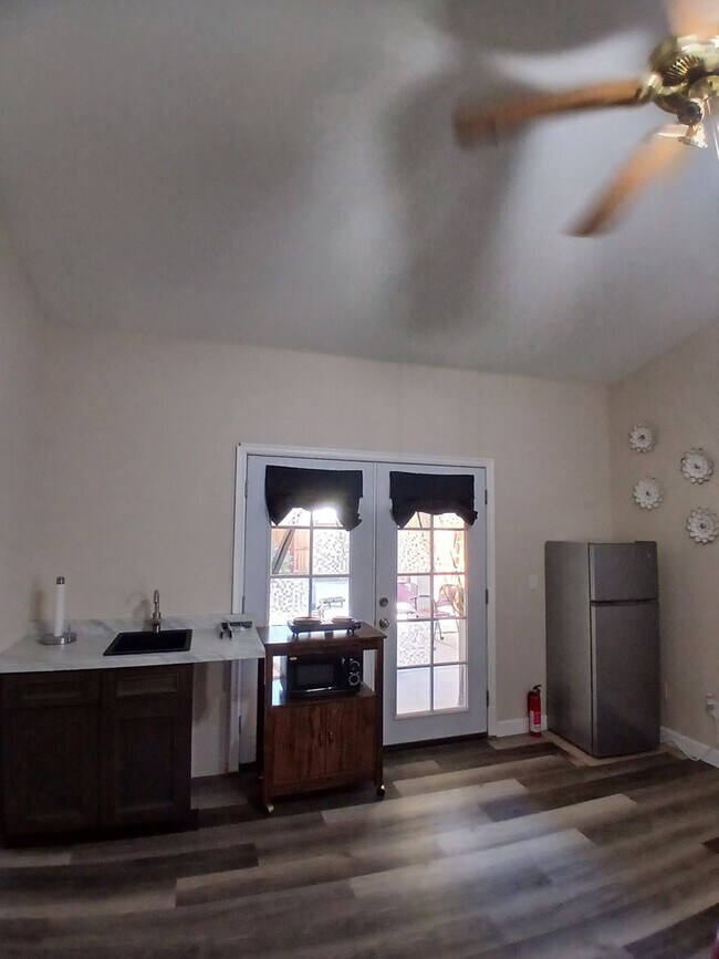 Building Photo - Spacious Modern Studio – Fully Furnished &...