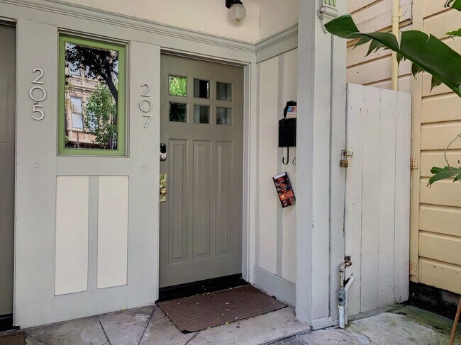 Building Photo - Sunny, Spacious, and Updated 4 Bed, 2 Bath...