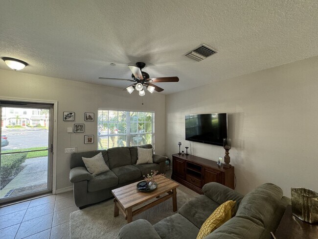 Building Photo - "Charming 2-Bed Home"