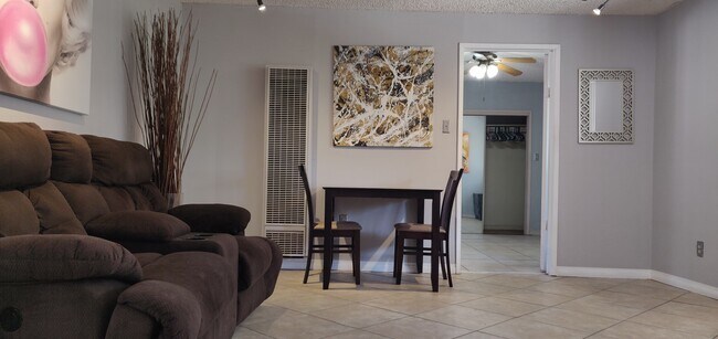 Sala de estar 1 - 8210 Passons Blvd
