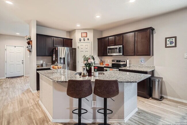 Foto del edificio - Spacious 4 Bedroom with Primary Suite Downstairs!