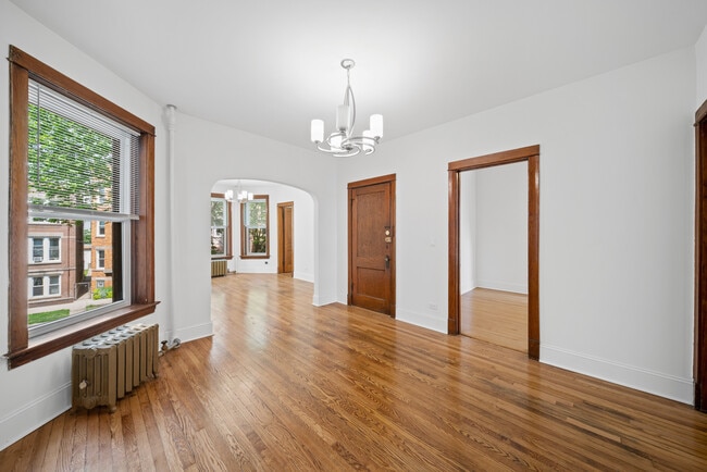 Building Photo - 2545 W Walton St