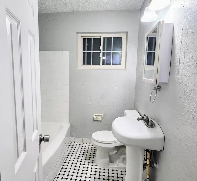 Foto del edificio - 6620 Barkwood Dr