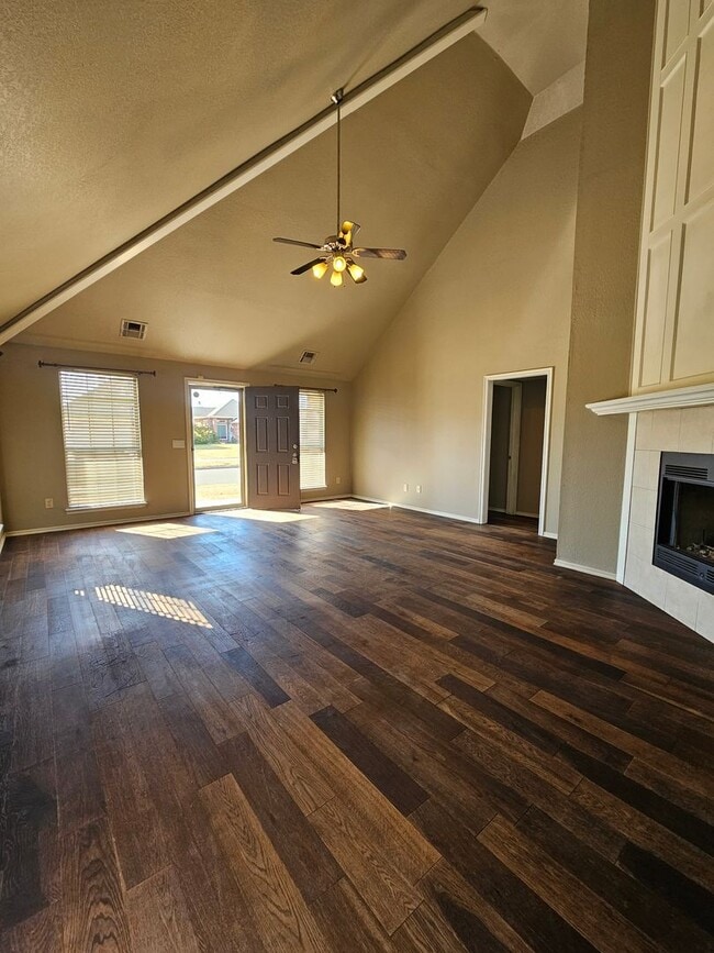 Building Photo - (3) Bed or (2)Bed + Bonus Room/(2.5) Bath ...