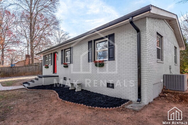 Building Photo - 1576 Dogwood