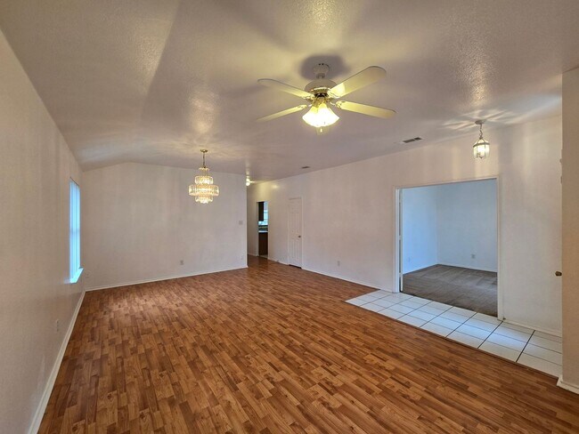 Foto del edificio - AVAILABLE NOW!