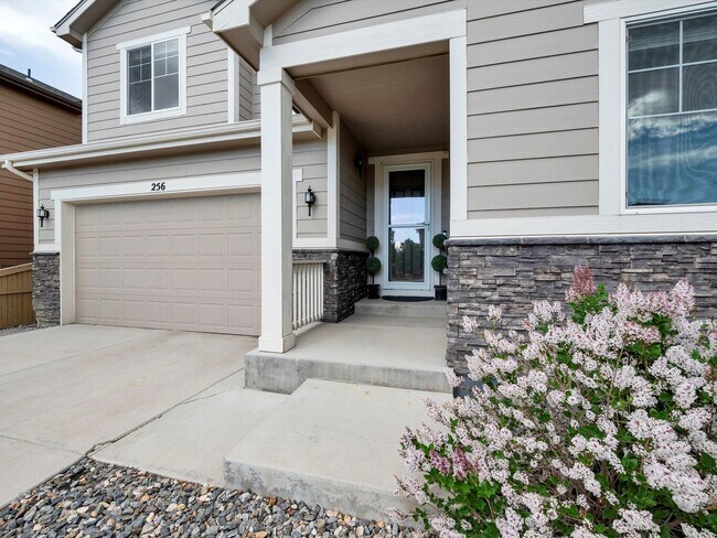 Foto del edificio - Beautiful 4 Bedroom Home with Attached Gar...