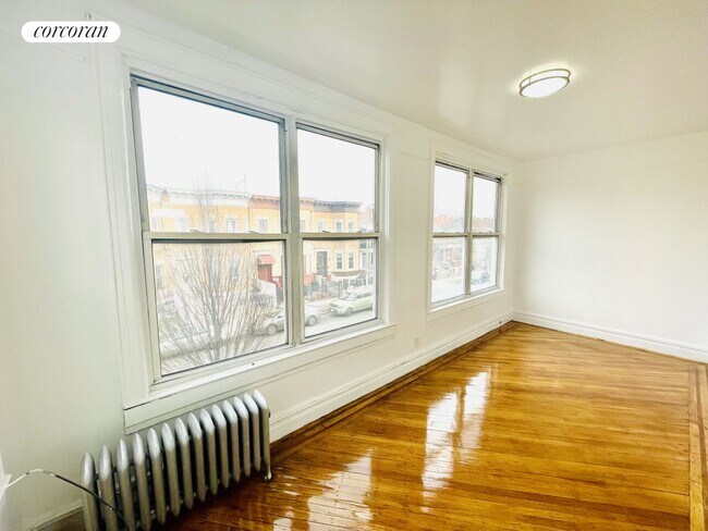 Building Photo - 100 E 31st St