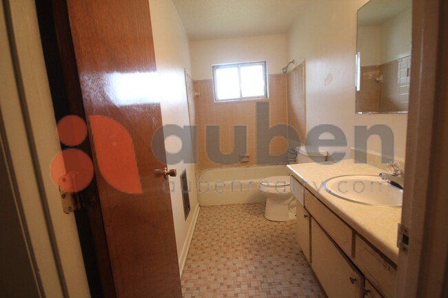 Building Photo - 2 bed duplex off Bonny Oaks - Housing Vouc...