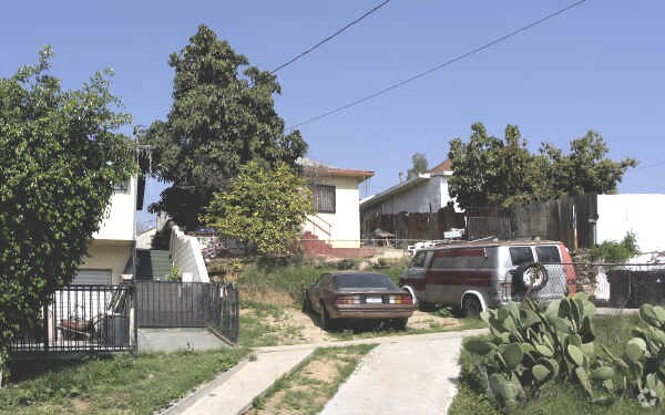 Foto del edificio - 3258 E 4th St
