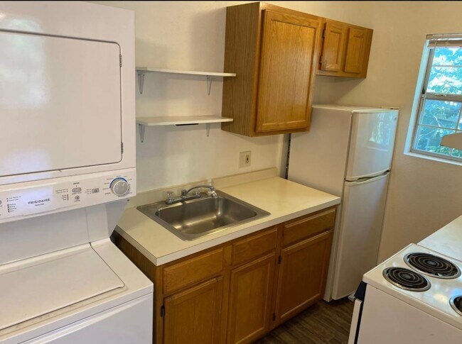 Foto del edificio - 2nd Floor Unit, 1 Bedroom, 1 Full Bathroom...