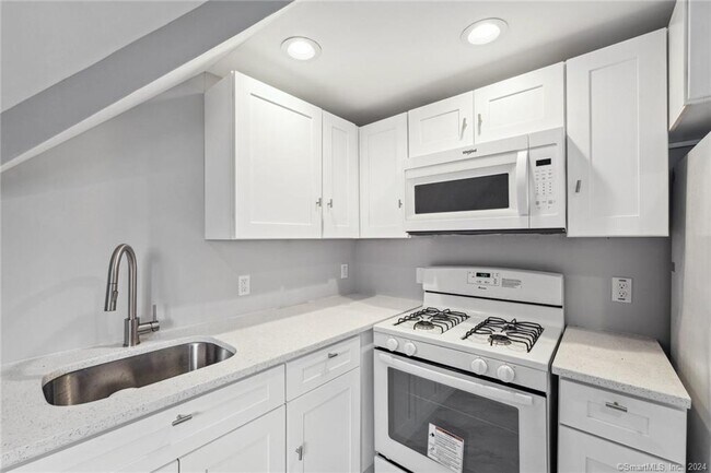Building Photo - 210 Lenox Ave