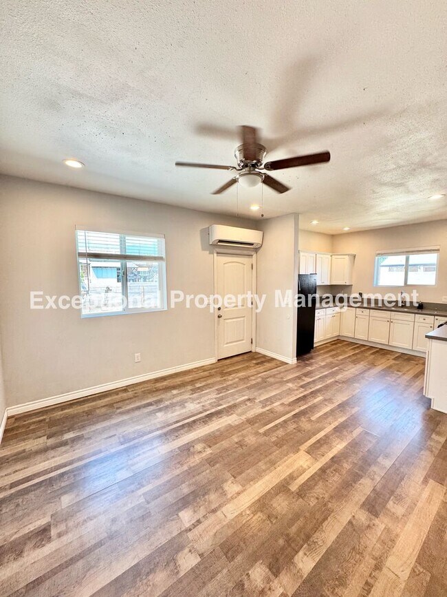 Foto del edificio - Great 2 bed 1 bath backhouse/ADU