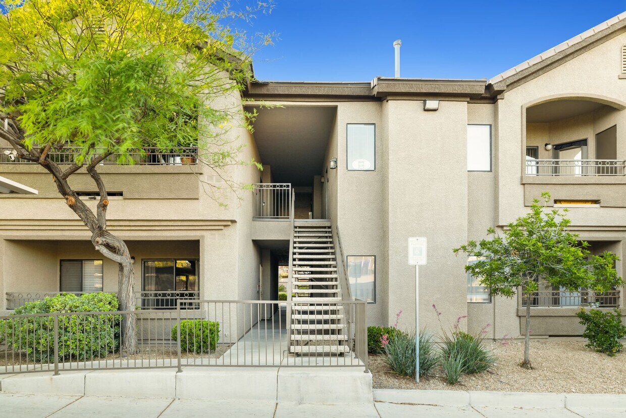 Foto principal - Comfort & Convenience: Modern 2-Bed, 2-Bat...
