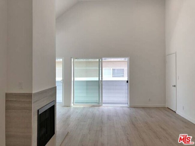 Building Photo - 853 Hayworth Ave