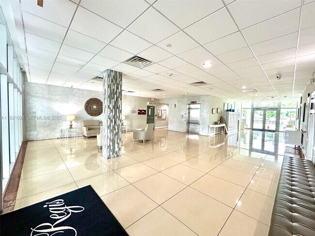 Foto del edificio - 9500 W Bay Harbor Dr