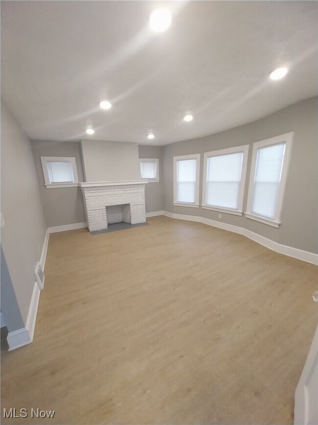 Building Photo - 1635 Hillcrest Rd