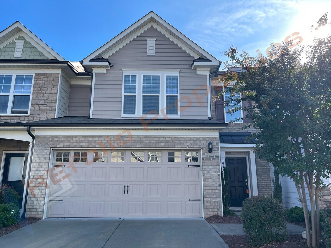 Foto principal - Beautiful 3 Bedroom, 2.5 Bathroom Townhome w/ 2-Car Garage @ Southpoint Townes, Durham – Availabl...