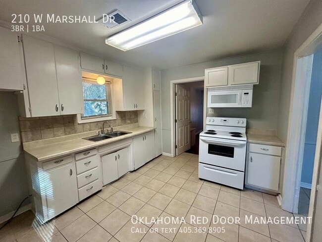 Building Photo - 210 W Marshall Dr
