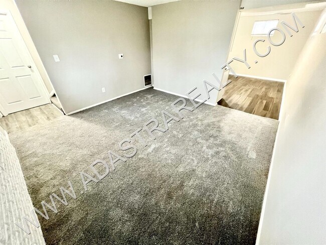 Building Photo - Beautiful 4 Bed Duplex in Independence-Ava...