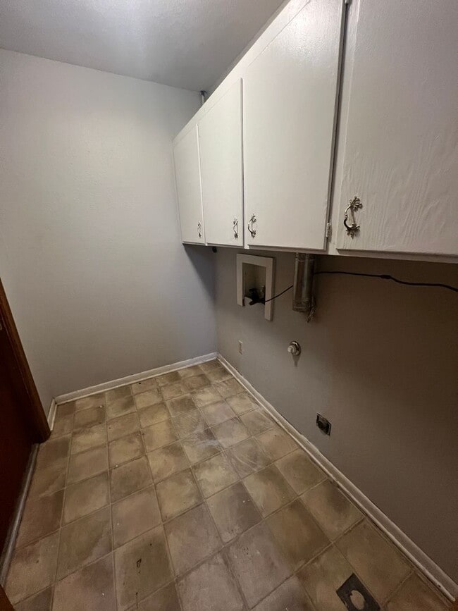 Building Photo - Large 3 bed 2 bath home