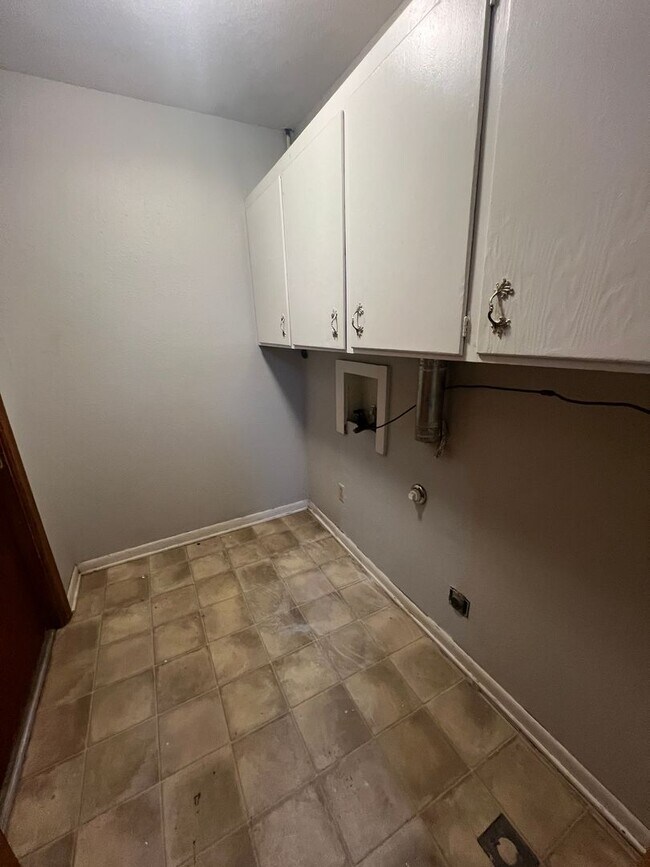 Foto del edificio - Large 3 bed 2 bath home