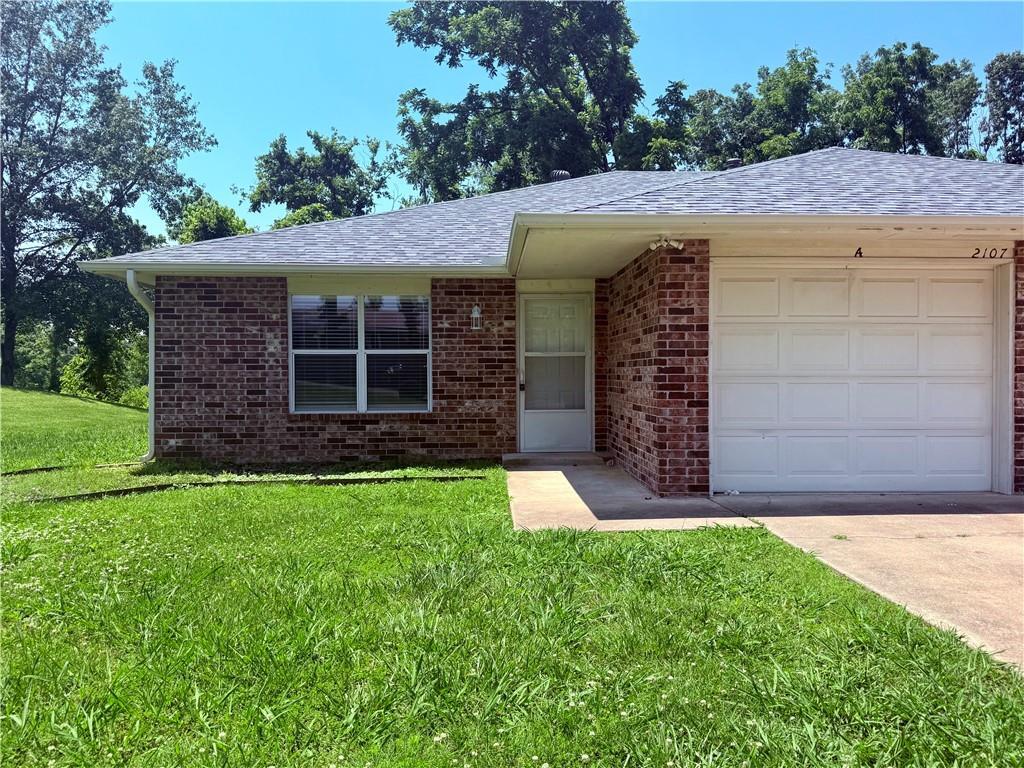 Primary Photo - 2107 Oakwood Ave