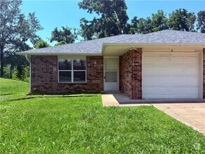 Building Photo - 2107 Oakwood Ave