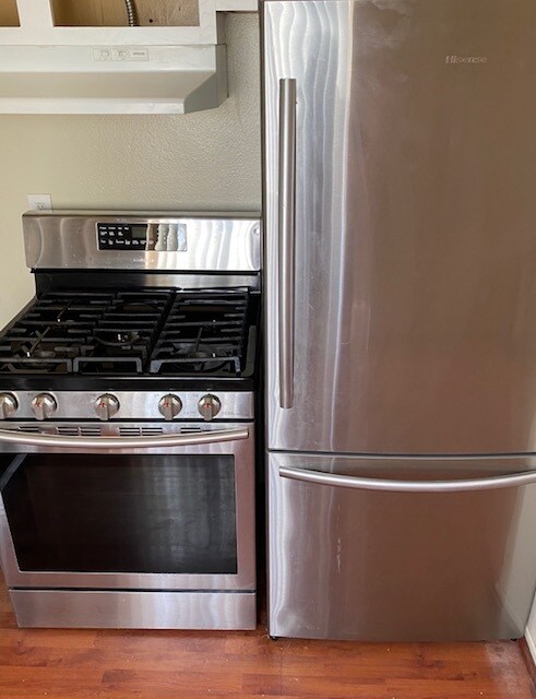 Kitchen - stainless appliances - 5811 Whitnall Hwy