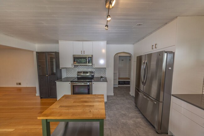 Foto del edificio - 2 bedr + Bonus Room / Large yard and garage.