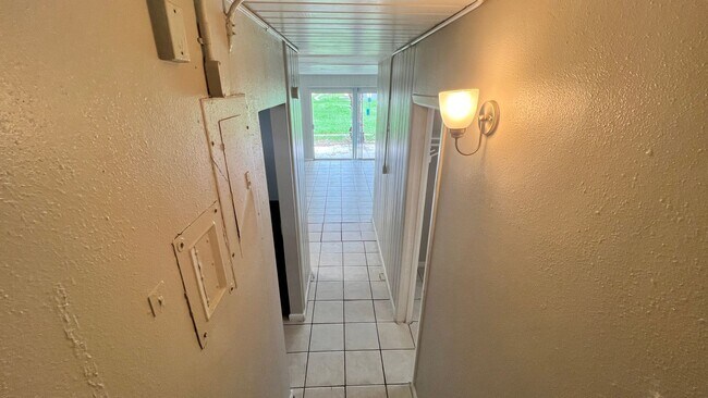 Foto del edificio - "Month of Rent FREE" Charming Studio Apart...