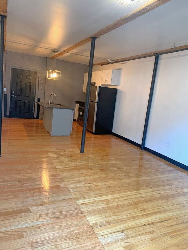 Building Photo - 548 Roosevelt Ave