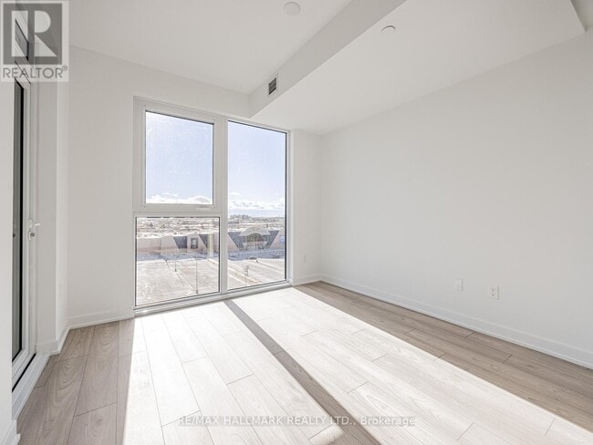 Building Photo - 1007 The Queensway