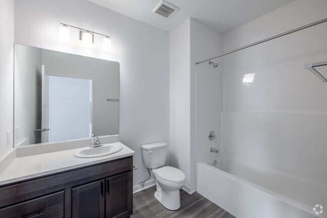 1 habitación, 1 baño - 811 pies cuadrados - Baño principal - TreeHouse