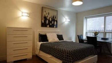 Building Photo - 710 Spadina Ave.