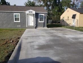 Building Photo - 206 W Dewey Ave