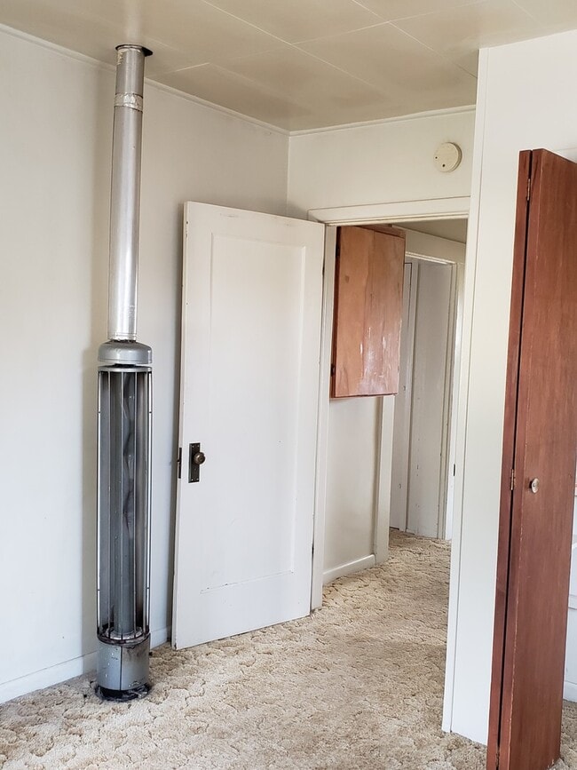 Building Photo - 2 Bedroom in Town