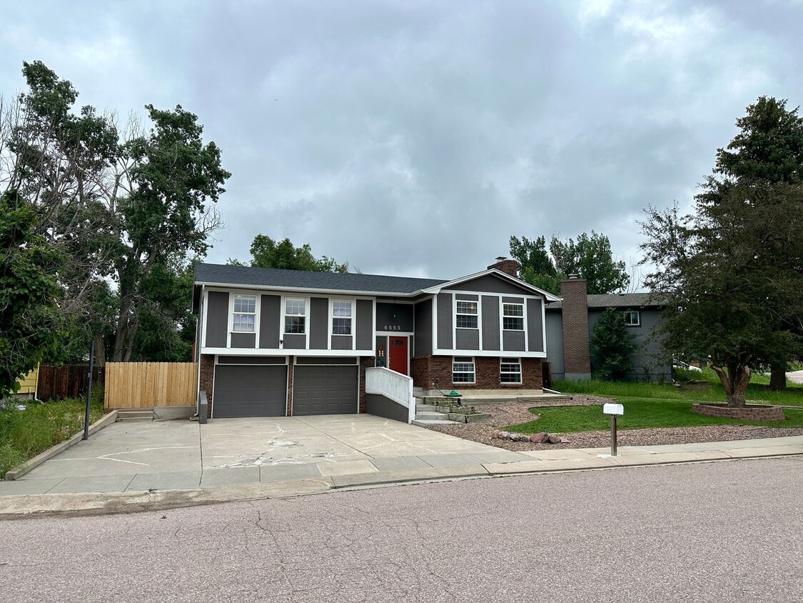 Primary Photo - BEAUTIFUL 4-bedroom home in North Colorado...