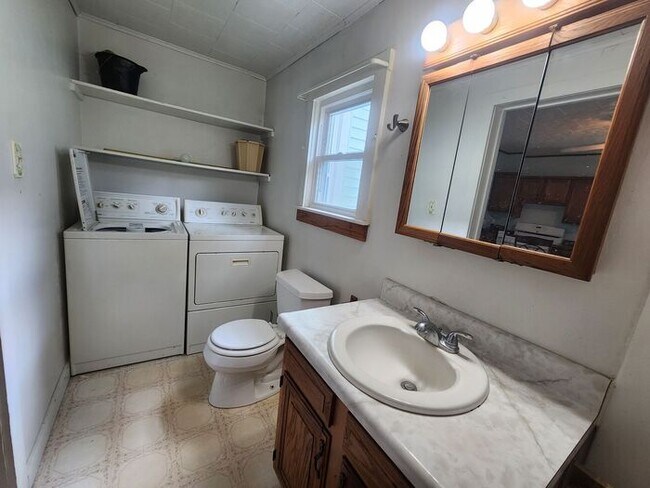 Foto del edificio - 3 Bedroom Home w/Large Kitchen - Section 8 Welcome & Pets Negotiable Ready, Set, Move