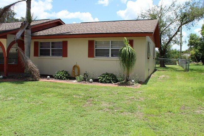 Building Photo - Large 3/2 Seasonal Rental