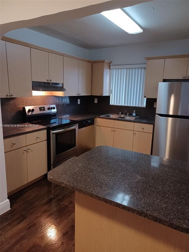 Foto del edificio - 980 NE 170th St