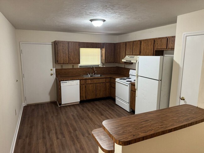Building Photo - Two Bedroom Duplex In Canopy Oaks School Zone...Back on the Market!